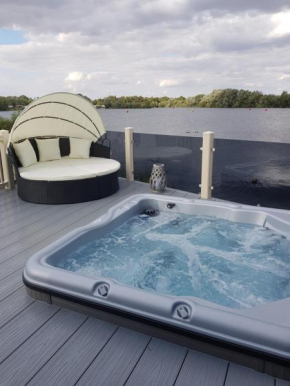 Dees hot tub breaks at Tattershall Lakes Jet Ski 4